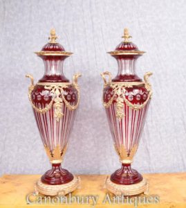 Paar Französisches Reich geschnittenes Glas Amphora Urnen Lidded Vasen