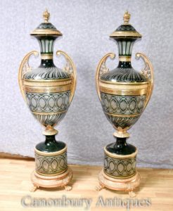 Paar XL Französisches Reich geschnittenes Glas Urnen Architektonische Vasen