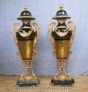 Paar französische Louis XVI geschnittene Glasvasen Amphora Urnen Ormolu