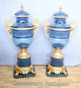 Paar große Louis XV Blue Cut Glas Vasen Urnen auf Ständen