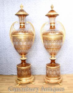 Pair Large French Cut Glas Urnen auf Sockelständer Empire Vasen