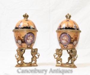 Paar französische Kaiserreich Porzellan Urnen Vasen mit Deckel Lions