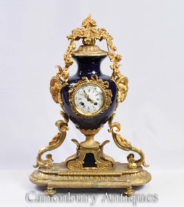 Französische Empire-Umhang-Uhr Ormolu und Porzellan-Uhren