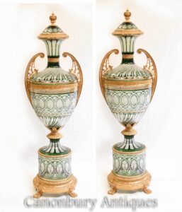 Paar Empire Glasvasen - Französische vergoldete Urnen mit Deckel