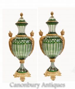 Paar französische grüne Glasvasen - Empire Ormolu Urns