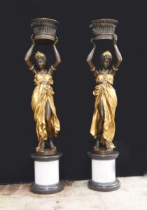 Paar italienische Bronze weibliche Torchiere Statuen XL Pflanzgefäße