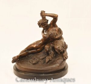 Klassische Bronzepfanne und weibliche Aktstatue - römische Mythosfigur
