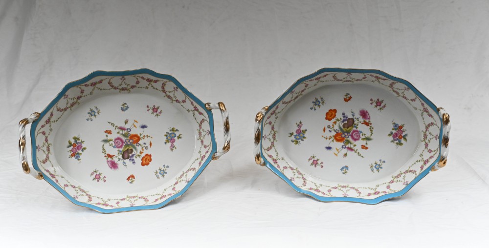 Paar Sevres-Teller aus Porzellan mit Blumenmuster