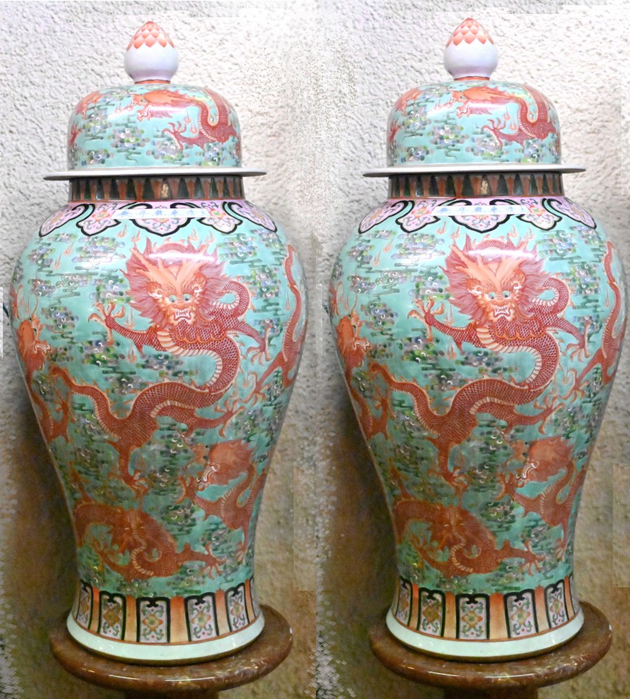 Paar chinesische Drachenurnen aus Porzellan – Famille Noire Vasen Tempelglas