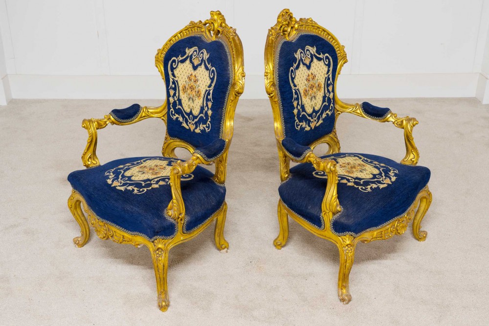 Paar vergoldete Vintage-Armstühle im französischen Salon Fauteuil