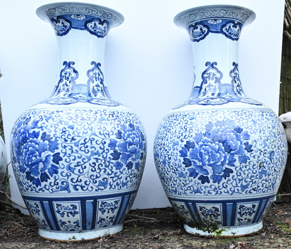 Paar blau-weiße Porzellanvasen Ming Shangping Tempelurnen